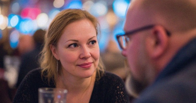 Nainen puhuu innostuneesti treffeillä miehen kuunnellessa
