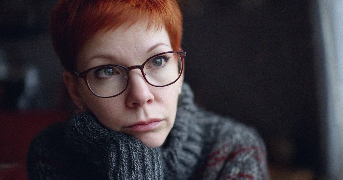 Nainen tarkastelee epäonnistunutta yritystä ja suunnittelee rauhallisesti seuraavaa askelta.