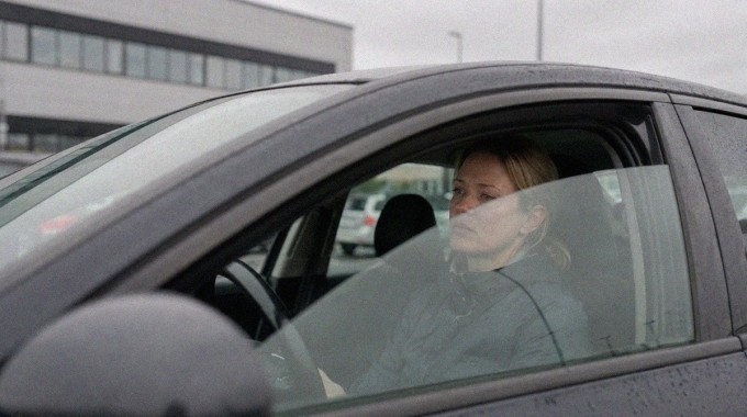 Uupunut ihminen istuu hiljaa keskeneräisten arkiaskareiden äärellä