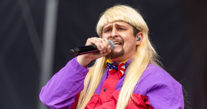 Oliver Tree julkaisi jälleen hulvattoman musiikkivideon Fairweather Friends