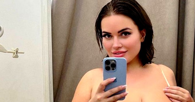 Instagram-povipommilla melkoiset muodot! Olyria Roy suosii pikkubikineitä