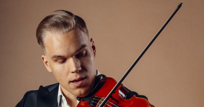 Viuluvirtuoosi ONEVIOLIN lähtee joulukiertueelle