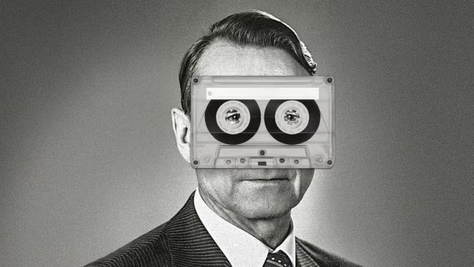 Vanhoja C-kasetteja ja pieni sanelunauhuri arkistopöydällä.
