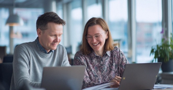 Ihastuitko työkaveriin? Näin toimit ilman että sotket työkuviot
