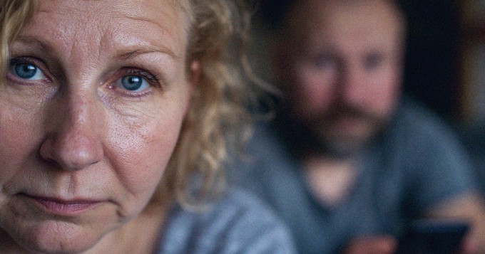 6 tapaa, joilla puhelin varastaa läsnäolon ihmissuhteista huomaamatta