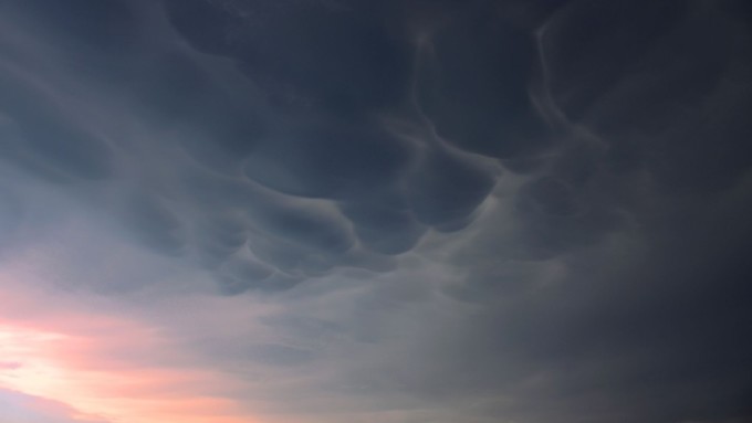 Auringonlaskussa näkyy erikoisia pussimaisia mammatus-pilviä.