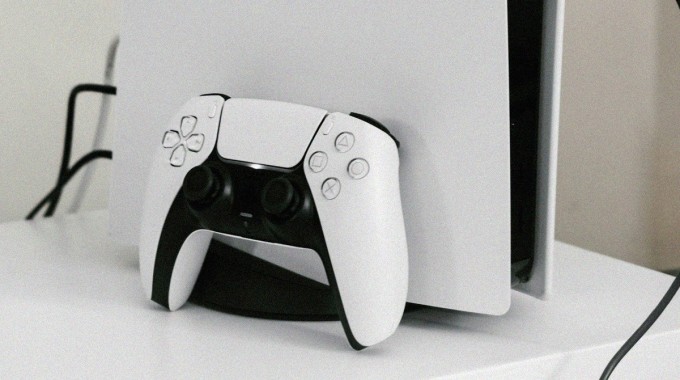 Valkoinen PlayStation 5 -konsoli ja DualSense-ohjain.