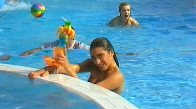 1980-luvun italodiscon tyyliä muistuttava naisartisti neonvalaistulla konserttilavalla