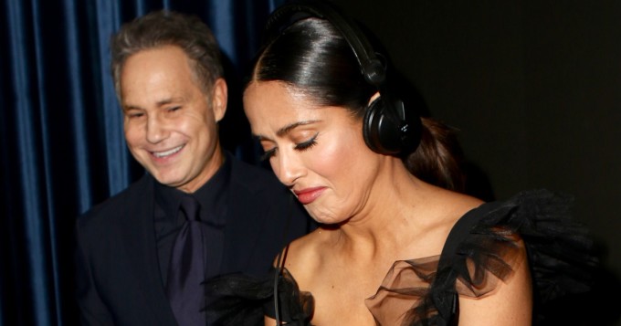 Mikä rintavako! Salma Hayek, 56, juhli ja esitteli DJ-taitoja