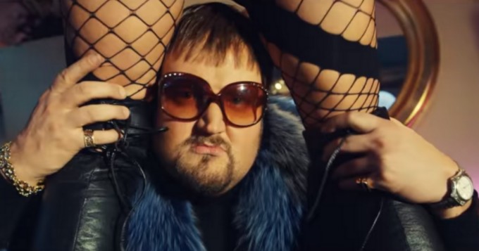Sami Hedberg julkaisi EDM-musiikkivideon Techno Babushka - Dplay-sketsisarjasta Kokovartalomies