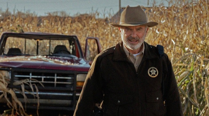 Näyttelijä Sam Neill Applen Invasion-sarjassa