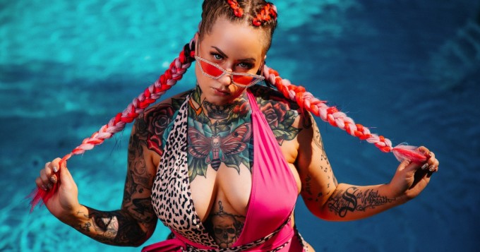 Sanalta seksibiisi ja herkulliset uikkarikuvat