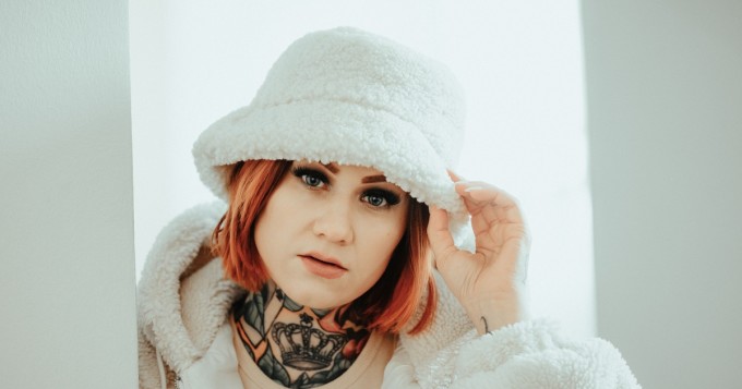 Sanaa kiusattiin räppäämisen takia teininä - nyt uudella kappaleella mukana nuoruuden idoli Brädi