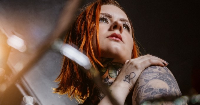 Sanan uusi lähisuhdeväkivallasta kertova Tää päättyy tänään on kipeä voimalaulu