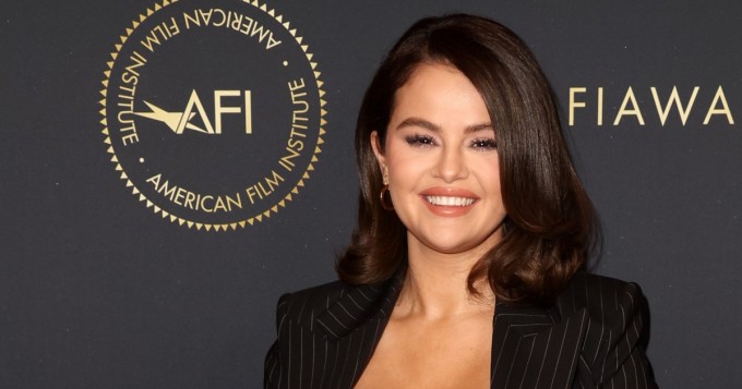 Mikä kaula-aukko! Selena Gomez hehkui gaalassa