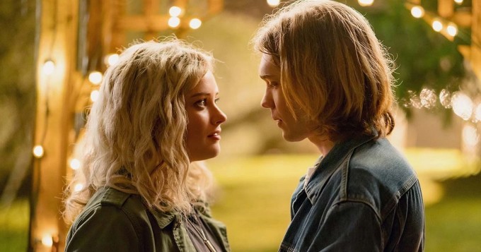 Netflix nyt: Spontaneous-kauhukomediassa koulukaverit räjähtelevät - Katherine Langford ja Charlie Plummer tähdittävät
