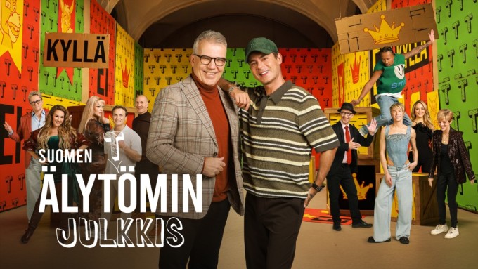 Niko Saarinen ja Keijo Leppänen seisovat Suomen älyttömin julkkis -ohjelman värikkäässä studiossa.