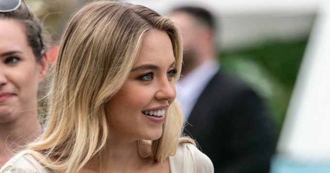 Rintaliivit pilkottivat! Sydney Sweeney ihastutti Australiassa