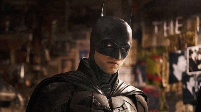 Robert Pattinsonin esittämä Batman seisoo uudistetussa puvussa sateisessa Gothamissa