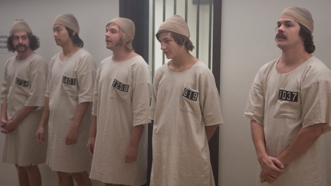The New Stanford Prison Experiment -sarjan osallistujia vankilan yhteistilassa.