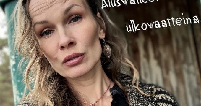 Vanessa käyttää alusvaatteita ulkovaatteina - "Äitiys ei estä"