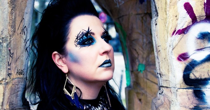 Velvet Ocean -laulaja Riitu Ronkainen kertoo uudesta Rage-singlestä - "Ihminen on muuttunut tunnistamattomaksi"