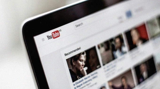 YouTube avattuna kannettavan tietokoneen näytölle.