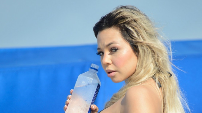 Nyt on kurveja! Bella Bunnie Amor on huikea bikinipommi