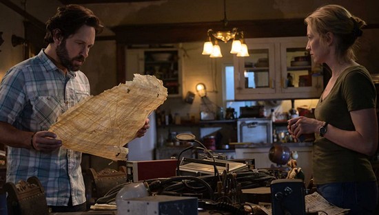 Ghostbusters: Afterlife - Paul Rudd (Gary Grooberson) -  Carrie Coon (Callie Spengler)