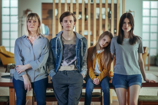 Mieheni vaimo - Pirjo Lonka (Katri), Bruno Baer (Aleksi), Ella Kangas (Aile) ja Sara Soulié (Evelin)