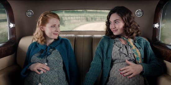 Emily Beecham (Fanny Logan) ja Lily James (Linda Radlett)