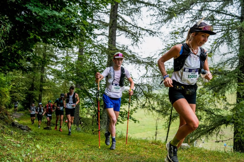 Trail en sous-bois : l'effort partagé sur les pistes alpines.