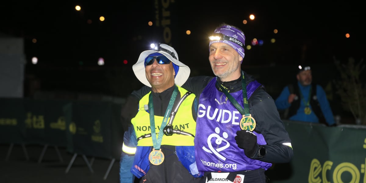 Un duo de l’extrême : Gilles de Laubrière, guide, et Adil El Hamidi, non-voyant, finishers du 120 km de l’EcoTrail Paris