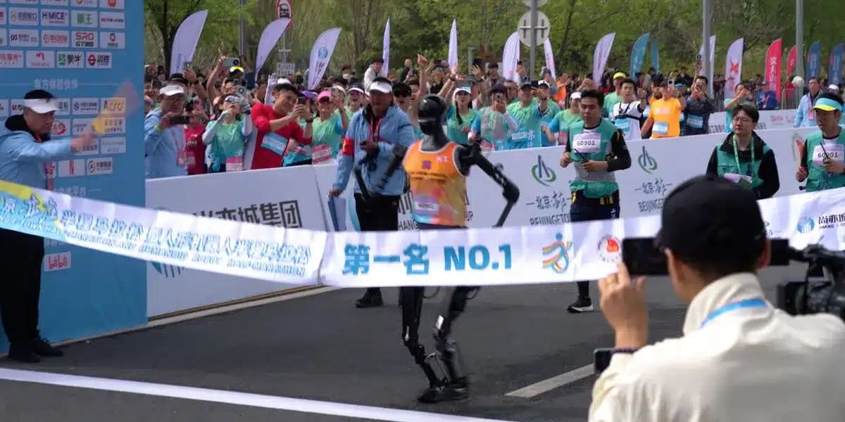 Coureurs vs robots : une course inédite au semi-marathon de Pékin