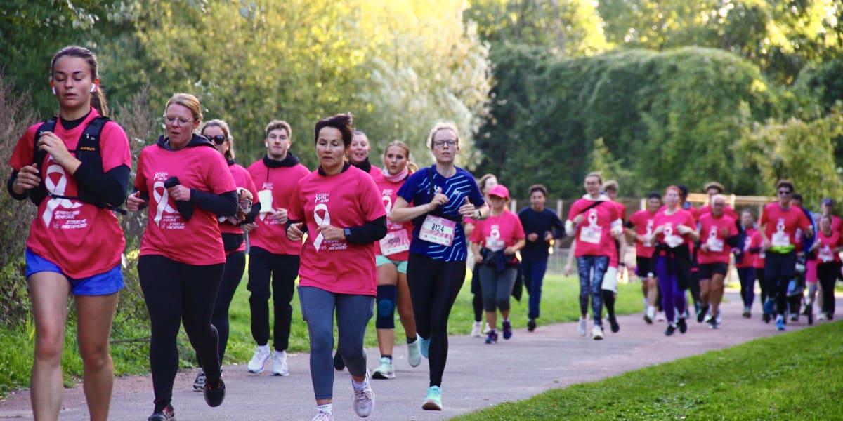 10 000 coureurs « mettent leur pierre à l’édifice » dans la lutte contre le cancer du sein à Lille