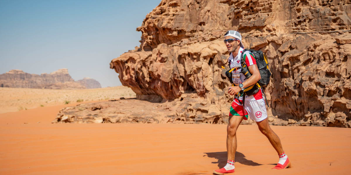 Nicolas Duplàa remporte le 100 km du Marathon des Sables Jordanie en… espadrilles