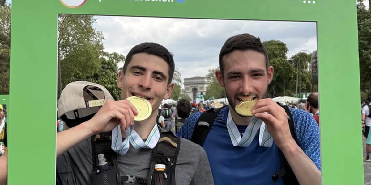 Valentin Vanhaeverbeek løper Paris Marathon til minne om sin avdøde bror: «Folk så T-skjortene våre og ropte: ‘Vi elsker deg, Raph’»