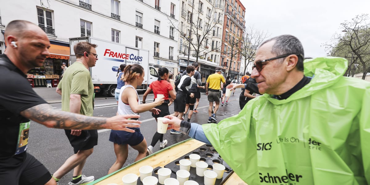 Marathon de Paris 2026 : des ravitaillements sans gobelets ni bouteilles, une première mondiale dans le running