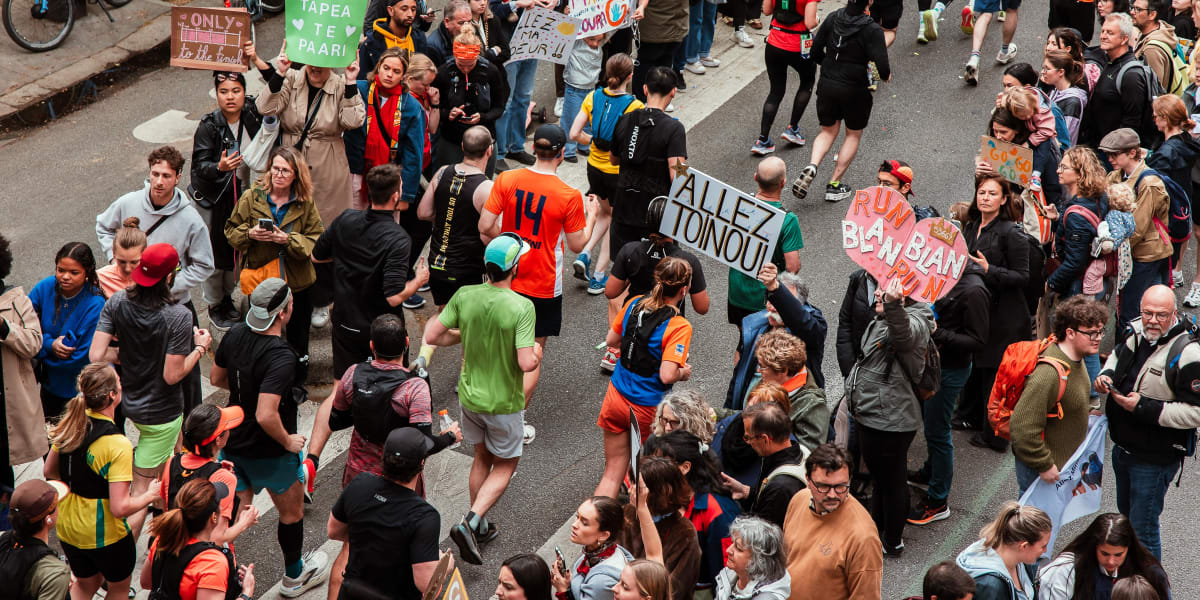 Les messages de soutien loufoques vus sur les pancartes des spectateurs lors des courses de running