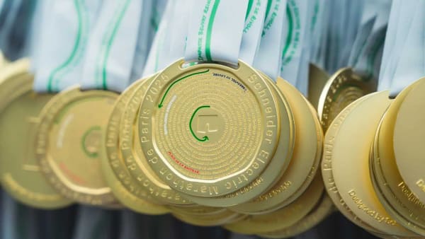 Marathon de Paris 2026 : Découvrez tous les avantages et cadeaux des finishers avec « La Médaille qui Régale »