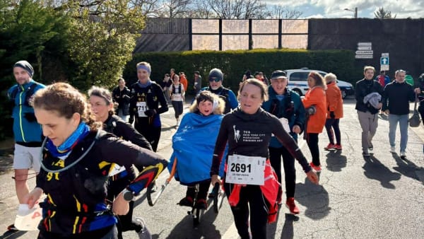 Une mère et son fils polyhandicapé, heureux finishers du semi-marathon de Rambouillet