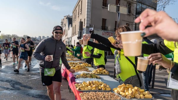 L’évolution des ravitaillements en marathon : du vin aux gels énergétiques