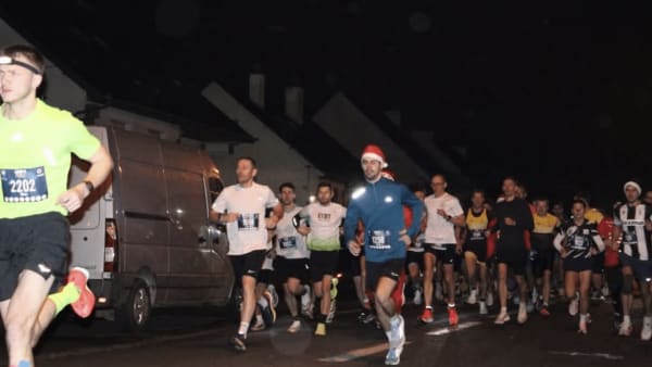 Entre performance et féérie, la première Corrida de Noël de Liffré réussie