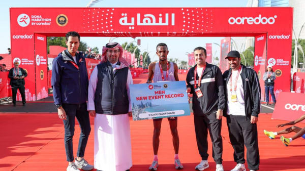 Marathon de Doha : les Éthiopiens Tamirat Tola et Tigist Gezahagn transforment le désert en piste record