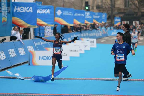 HOKA Semi de Paris : Kennedy Kimutai et Ftaw Zeray brillent devant 50 000 coureurs