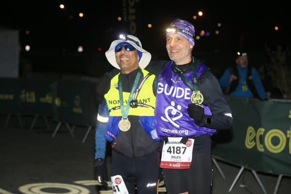 Un duo de l’extrême : Gilles de Laubrière, guide, et Adil El Hamidi, non-voyant, finishers du 120 km de l’EcoTrail Paris