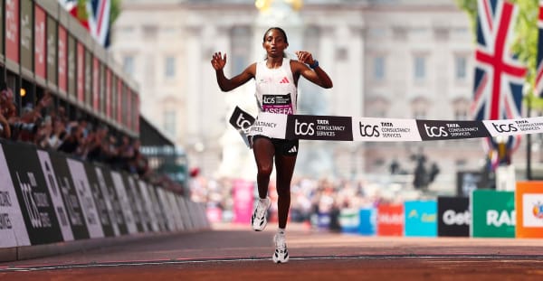 Marathon de Londres : Tigist Assefa établit un nouveau record du monde et Sabastian Sawe remporte une victoire de prestige