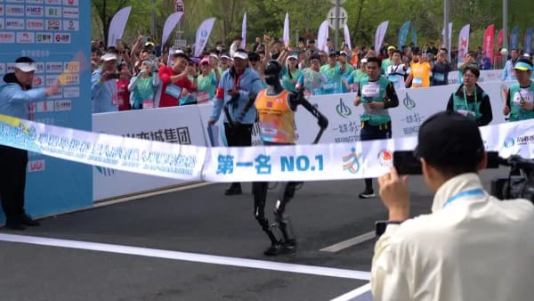 Coureurs vs robots : une course inédite au semi-marathon de Pékin
