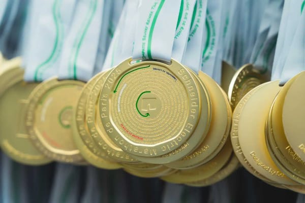 Marathon de Paris 2026 : Découvrez tous les avantages et cadeaux des finishers avec « La Médaille qui Régale »
