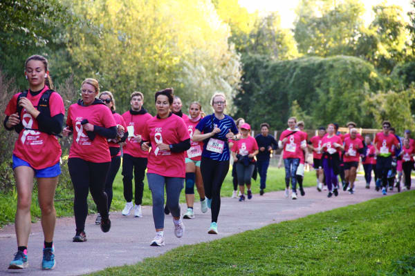 10 000 coureurs « mettent leur pierre à l’édifice » dans la lutte contre le cancer du sein à Lille